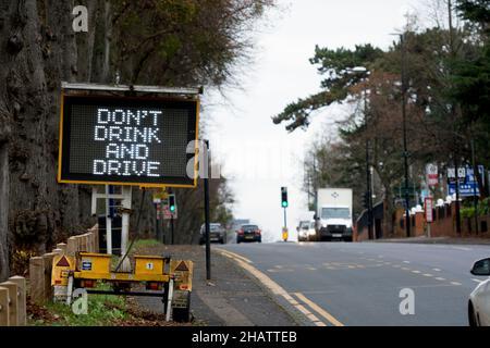 Don`t Drink and Drive beleuchtetes Straßenschild, Coventry, UK. Dezember 2021. Stockfoto